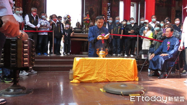 ▲台南市鹿耳門天后宮於每年農曆大年初五早上吉時跋出四季籤「公籤」，來預測國家、社會今年四季時序之運轉時勢，以做行事之參考，今年所跋之四季籤整體籤運屬「中平籤」。（圖／記者林悅翻攝）