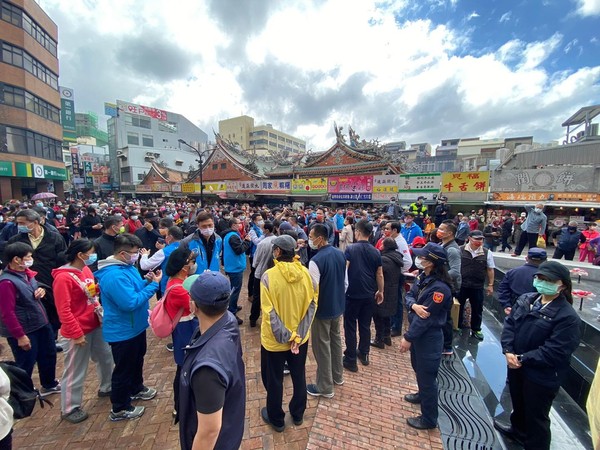 ▲▼馬英九大年初二前往新竹市城隍廟上香祈福，並發放春節防疫口罩。（圖／翻攝自鄭正鈐臉書）