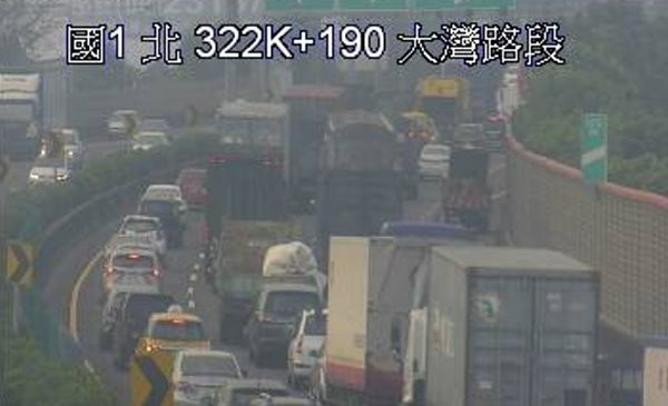 快訊／國1小客車追撞緩撞車　回堵3公里。（圖／翻攝高公局即時影像）