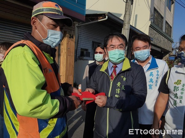 ▲台南市長黃偉哲大年初五，在環保局長謝世傑陪同下，特地到仁德區、東區，慰問執勤人員並致贈新春賀禮。（圖／記者林悅翻攝，下同）