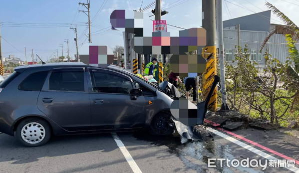 ▲▼苗栗轎車自撞電線桿「媽媽身亡」　兒子崩潰。（圖／記者黃孟珍翻攝）