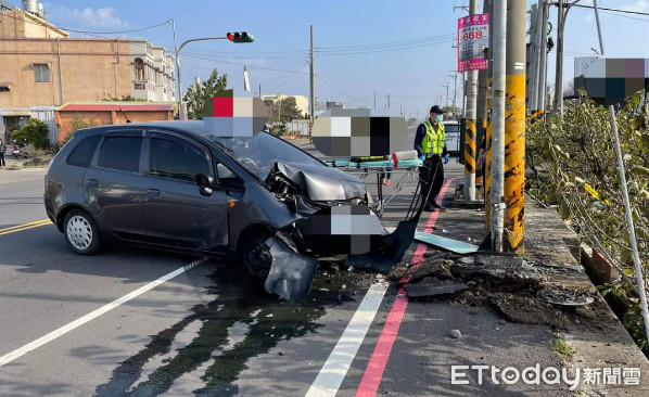 ▲▼苗栗轎車自撞電線桿「媽媽身亡」　兒子崩潰。（圖／記者黃孟珍翻攝）