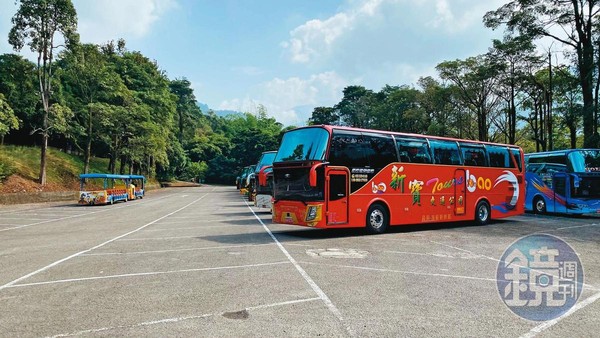 泰雅渡假村內占地廣大的停車場，被投訴違法占用國有地。（讀者提供）