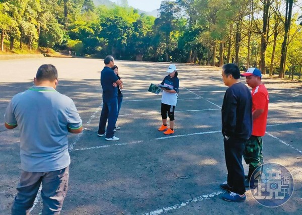 仁愛鄉公所人員日前赴泰雅渡假村停車場會勘，確認是否竊占國土。（讀者提供）