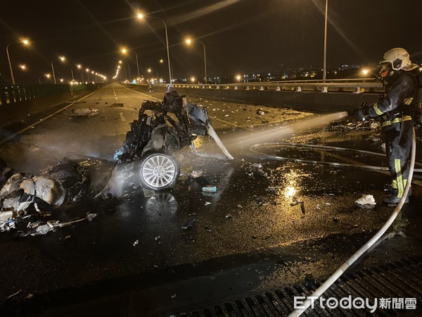 ▲▼國5南下45K自小客撞匝道火燒車，噴飛車外男駕駛慘死。（圖／記者游芳男翻攝，下同）