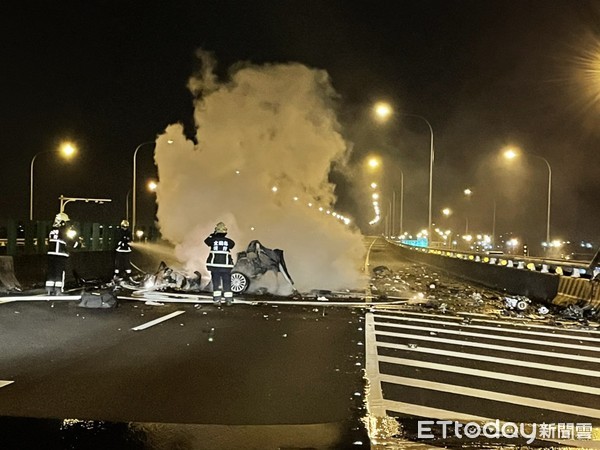 ▲▼國5南下45K自小客撞匝道火燒車，噴飛車外男駕駛慘死。（圖／記者游芳男翻攝，下同）