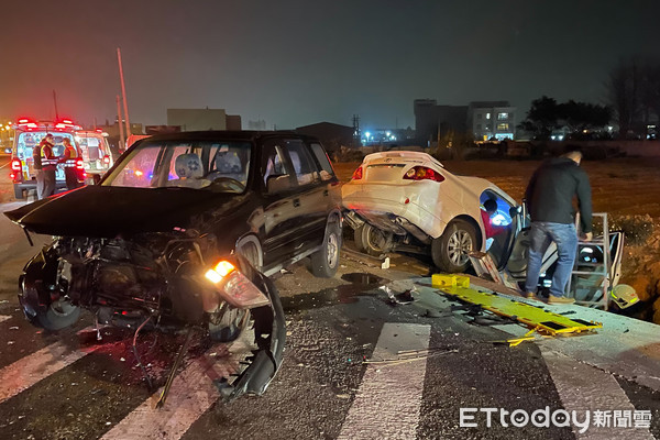 ▲苑裡鎮台1線上發生2車相撞事故，小客車閃避不及，擦撞後直衝田裡，3人送醫救治。（圖／記者黃孟珍翻攝）