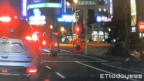 ▲▼台南街頭殺人，男大生跳車畫面。（圖／記者黃子倩翻攝）