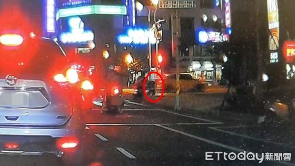 ▲▼台南街頭殺人，男大生跳車畫面。（圖／記者黃子倩翻攝）