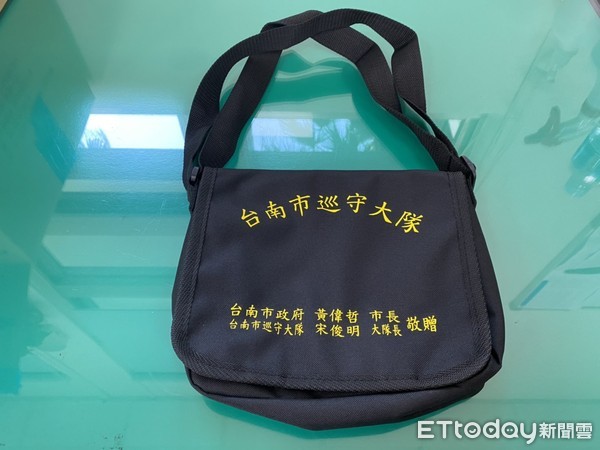 ▲台南市守望相助巡守大隊大隊長宋俊明，贈送勤務包1萬500份，可方便置放護目鏡、口罩、酒精噴霧等隨身防疫物品，全面提升協勤安全。（圖／記者林悅翻攝，下同）