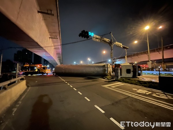 ▲▼開工日一輛槽車凌晨於林口翻覆，造成國道、機捷一度中斷。（圖／記者陳豐德翻攝）