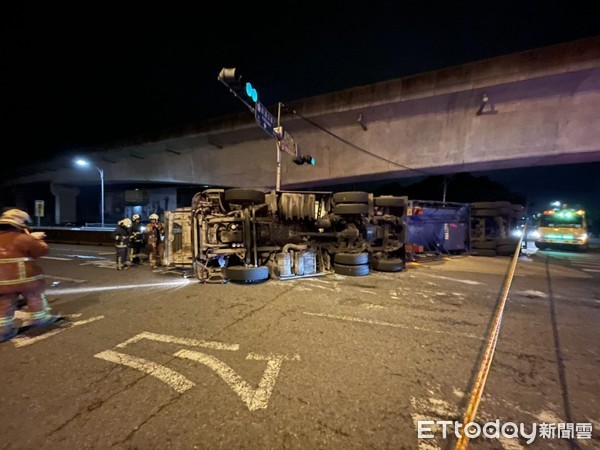 ▲▼開工日一輛槽車凌晨於林口翻覆，造成國道、機捷一度中斷。（圖／記者陳豐德翻攝）