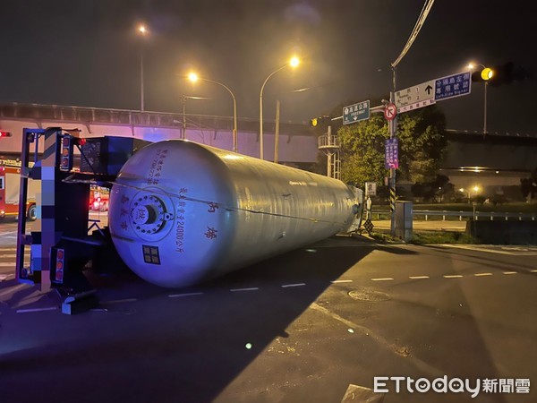 ▲▼開工日一輛槽車凌晨於林口翻覆，造成國道、機捷一度中斷。（圖／記者陳豐德翻攝）