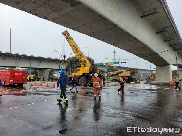 ▲▼開工日一輛槽車凌晨於林口翻覆，造成國道、機捷一度中斷。（圖／記者陳豐德翻攝）