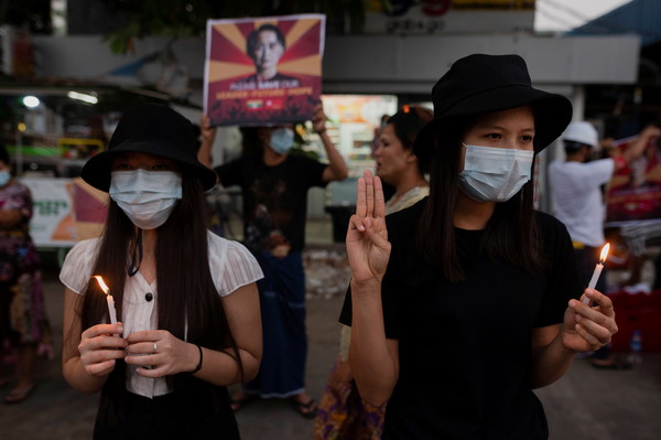 ▲▼緬甸仰光16日群眾手持燭光，走上街頭抗議。（圖／路透）