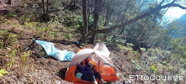 潘姓女子挑戰南三段失足摔傷，南投搜救隊搭乘空總直升機前往救護，成功吊掛後送醫療。（圖／民眾提供）