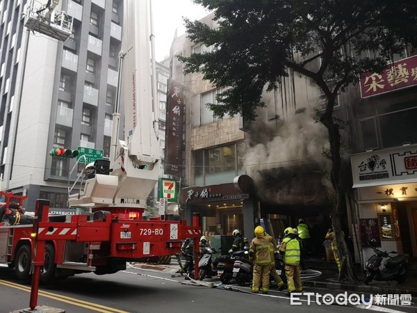 ▲▼北市林森北路寢具店火警。（圖／記者黃彥傑攝）