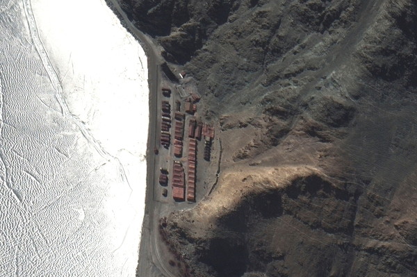 ▲▼ 另據美國衛星公司Maxar發布的影像比較圖，可見班公湖部分地區在1月30日與2月16日之間，部分設施已移除。（圖／路透）