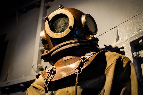 ▲▼潛水服,潛水頭盔。（圖／取自免費圖庫pixabay）