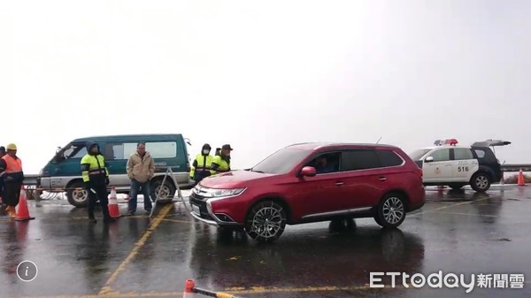 ▲小型車限加掛雪鍊通行，禁行其他車種。（圖／民眾提供）