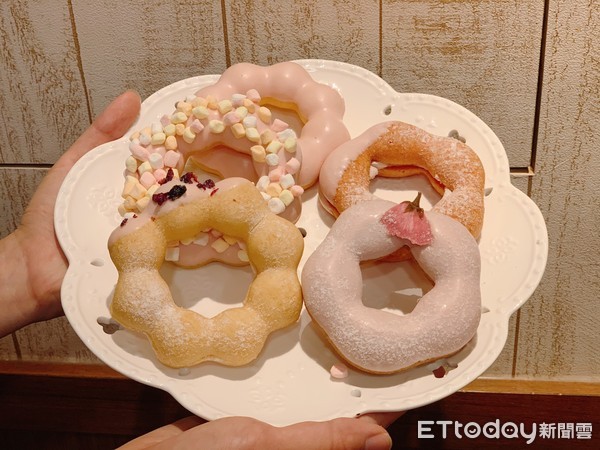 ▲▼Mister Donut 波堤獅 x 卡娜赫拉的小動物「櫻花季」限定甜甜圈登場。（圖／記者蕭筠攝）