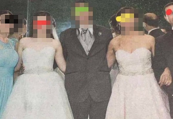 ▲▼南美洲一位新娘與婆婆在婚禮上「撞婚紗」。（圖／翻攝自Facebook社團）