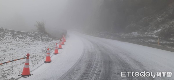 ▲▼台14甲線武嶺至合歡山莊部分路面結冰限加掛雪鏈通行。 (圖／公路總局提供，下同）