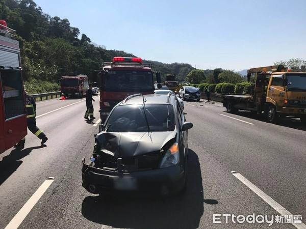 ▲▼國道3號3車追撞，小貨車翻覆，交通嚴重回堵             。（圖／記者陳以昇翻攝）