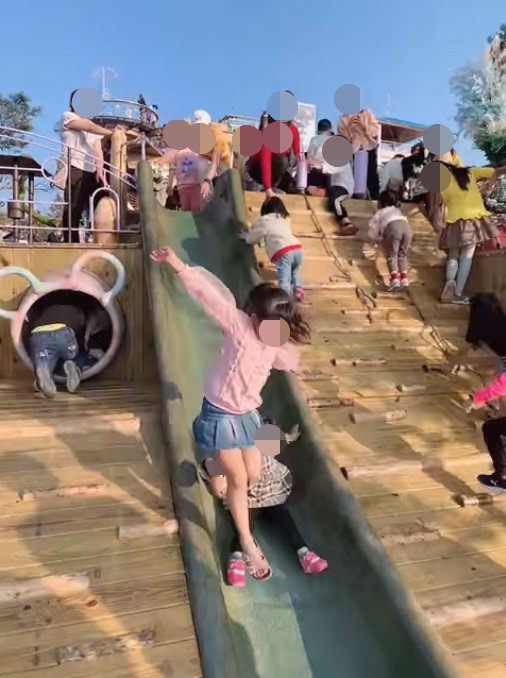 馬尾妹跳溜滑梯重壓3歲女童，媽媽一副又沒怎樣的感覺。（圖／翻攝自Facebook／爆料公社二社）
