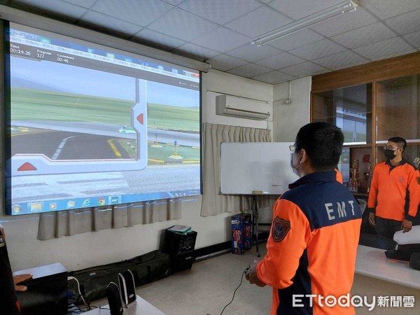 ▲台南市消防局第七大隊辦理遙控無人機訓練，課程包括無人機法規介紹、基本飛行、動作訓練及實機操作。（圖／記者林悅翻攝，下同）