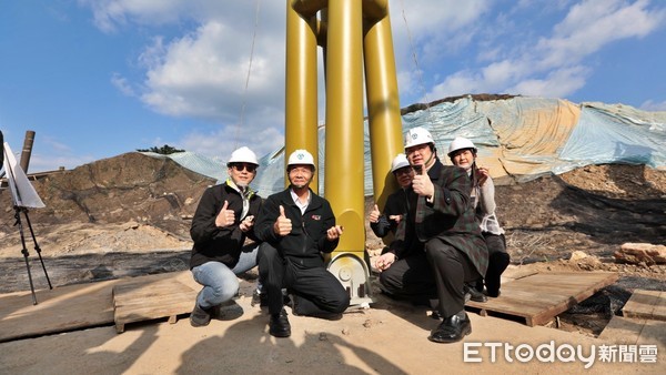 ▲林右昌視察基隆轉運站工程 親率市府團隊為頂棚首支鋼柱鎖螺栓。（圖／記者郭世賢翻攝）