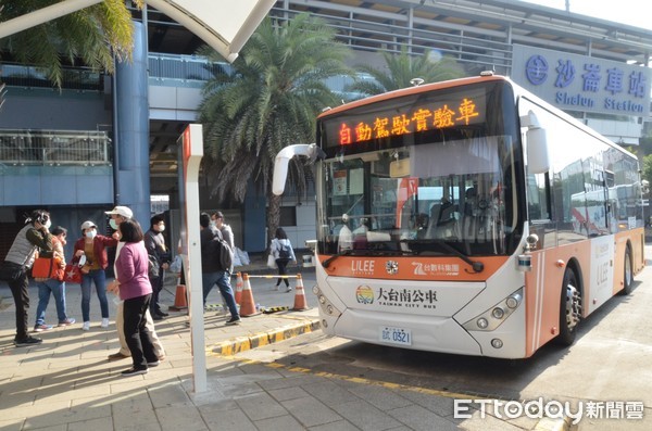 ▲台南市自駕公車「沙崙智慧綠能科學城循環線」於2月4日起至2月26日開放6日試乘活動，首3日所有班次即迅速預約額滿，其他日期名額有限請儘速報名。（圖／記者林悅翻攝）