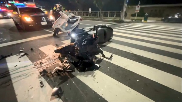 ▲▼重機撞迴轉轎車。（圖／東森新聞）