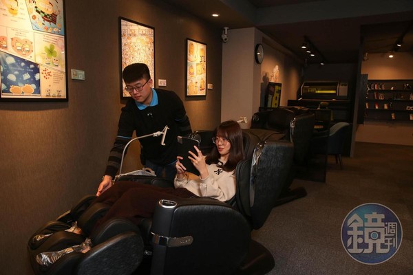 小豪包膜新北板橋旗艦館增設機場貴賓休息室等級休憩區，供免費茶飲與OSIM天王按摩椅寵客。