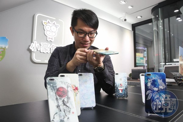 小豪包膜也和台灣插畫家合作，推出客製化手機包膜圖案。（1,680元）