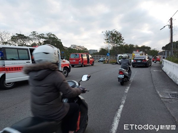 ▲擦撞機車衝護欄　駕駛卡側翻轎車：頭好暈     。（圖／記者陳攝凱力翻攝）