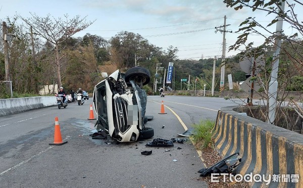 ▲擦撞機車衝護欄　駕駛卡側翻轎車：頭好暈     。（圖／記者陳攝凱力翻攝）