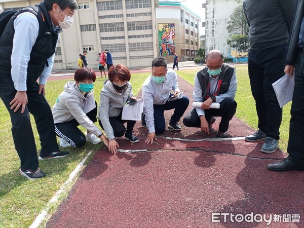 ▲立法委員陳亭妃接獲市議員陳怡珍反應，邀教育部體育署實地會勘爭取，體育署組長王漢忠允諾會全力協助校方修正計畫書，體育署會儘速核定。（圖／記者林悅翻攝）