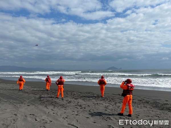 ▲▼海巡等人員陸海空搜救在宜蘭壯圍鄉公館沙灘潛水失蹤馮姓男子。（圖／記者游芳男翻攝，下同）