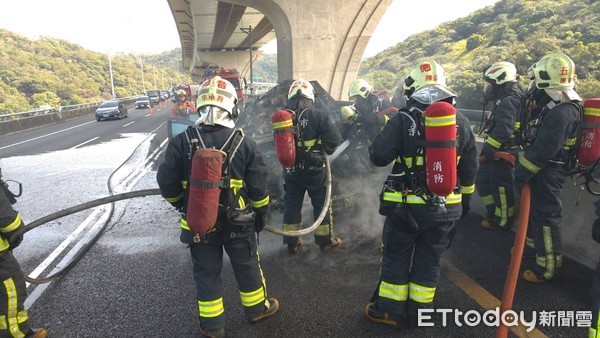 ▲▼1131國道1五楊高架南下39K，自小客車起火，1147火勢熄滅，無人傷亡。（圖／記者陳豐德翻攝）