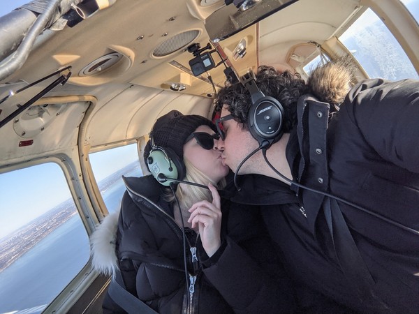 ▲▼加拿大機師與女友在空中過情人節。（圖／翻攝自推特／@blakecrosby）