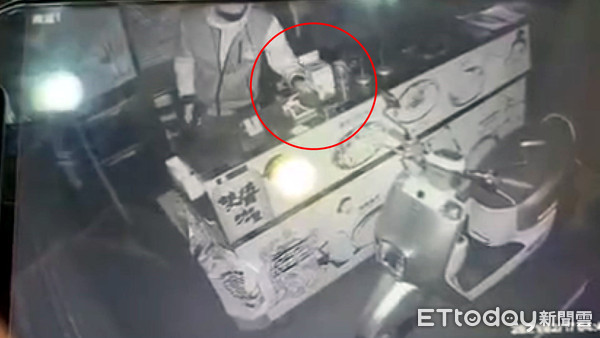▲監視器清楚拍攝到1名男子，半夜闖入苗栗市1間餐廳，並偷走櫃台上的捐款箱。（圖／記者黃孟珍翻攝）
