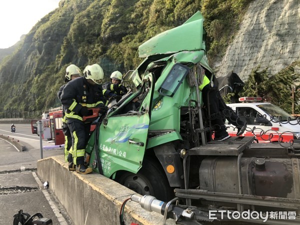 ▲▼新北市貢寮19日下午3時47分發生一起嚴重車禍，造成1人當場失去生命跡象。（圖／記者郭世賢翻攝）