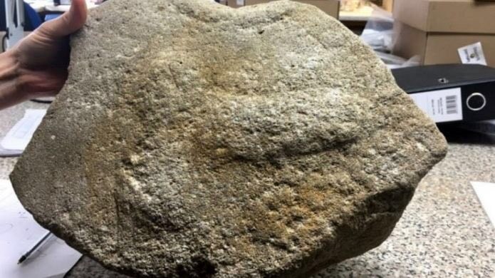 ▲▼英國修路挖到2000年歷史石頭 驚見「羅馬時期大陽具」。（圖／翻攝自推特「@HeyBGard」）