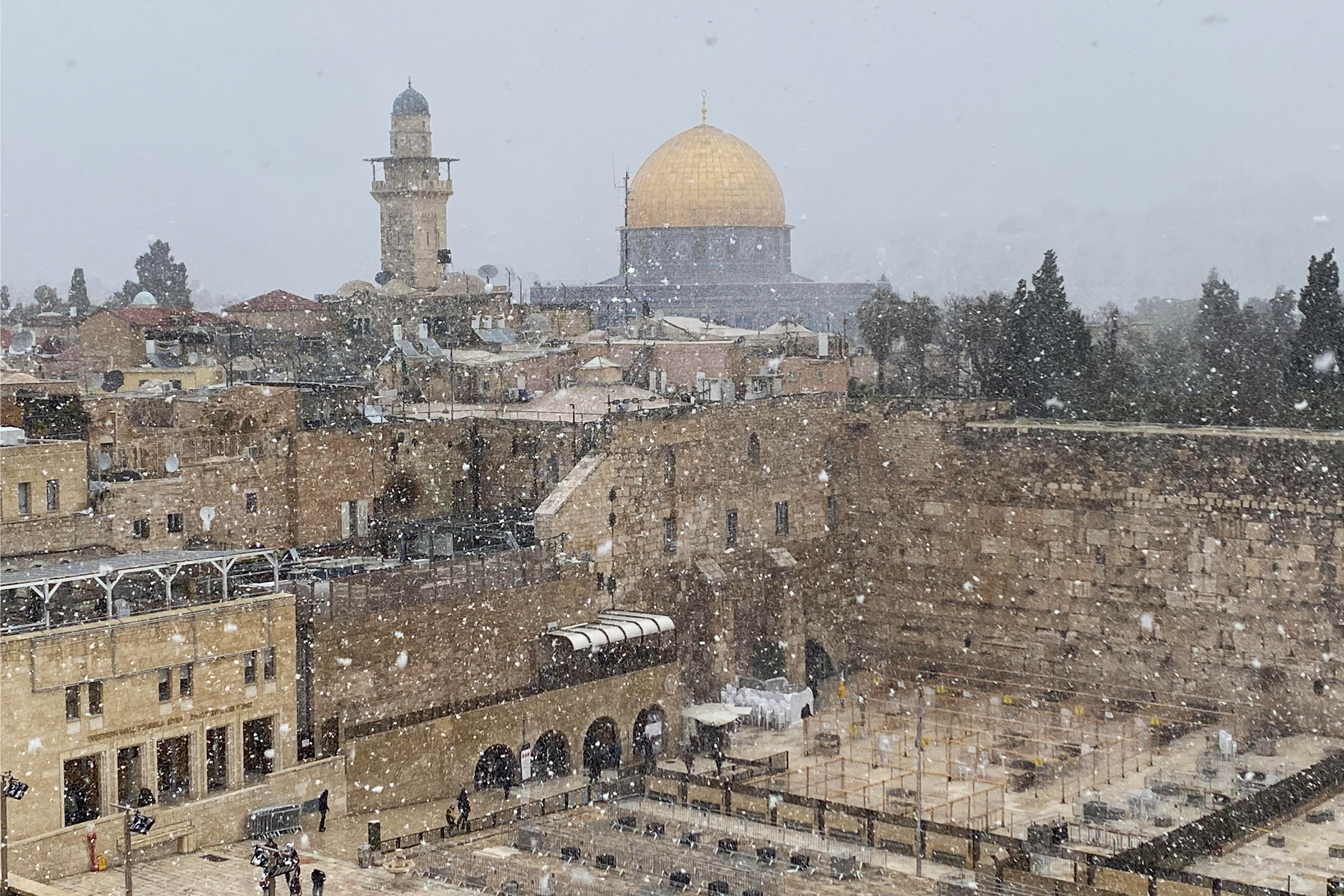▲因極地渦旋的現象，造成耶路撒冷開始下雪。（圖／路透）