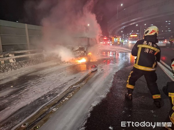 ▲▼中山高晚間發生車輛起火事故。（圖／記者郭世賢攝）