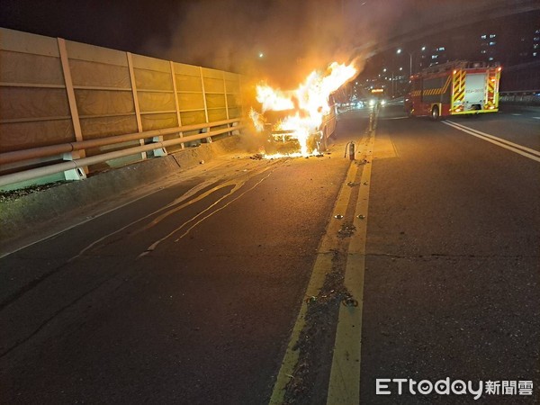 ▲▼中山高晚間發生車輛起火事故。（圖／記者郭世賢攝）