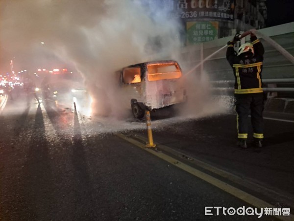 ▲▼中山高晚間發生車輛起火事故。（圖／記者郭世賢攝）