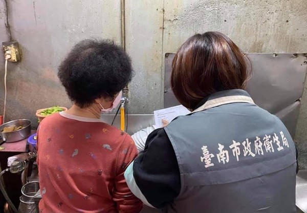 台南傳出70年老店將廚餘端上桌，市政府衛生局於19日晚間前往稽查。（圖／台南市政府）