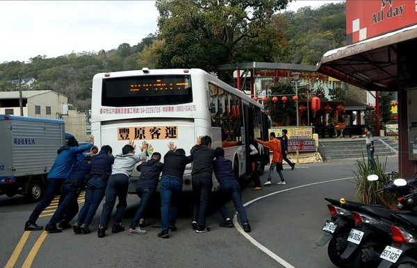 ▲▼台中市東山派出所10多名員警合力把拋錨公車推到派出所前。（圖／民眾提供）